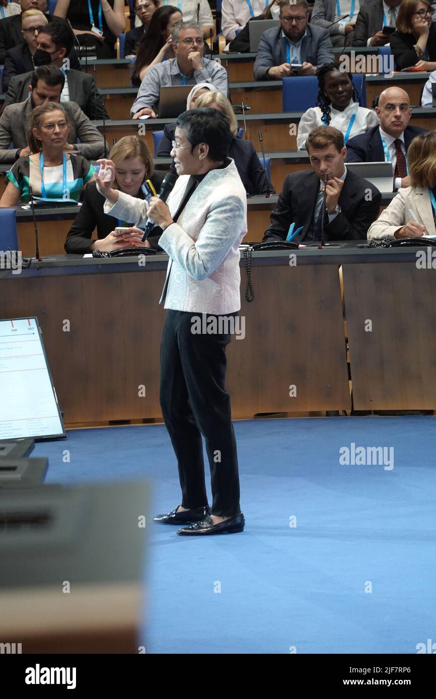 Maria Angelita Ressa co-fondatrice et PDG de Rappler et de son premier philippin à recevoir le prix Nobel de la paix, s'exprimant à Bonn, en Allemagne Banque D'Images