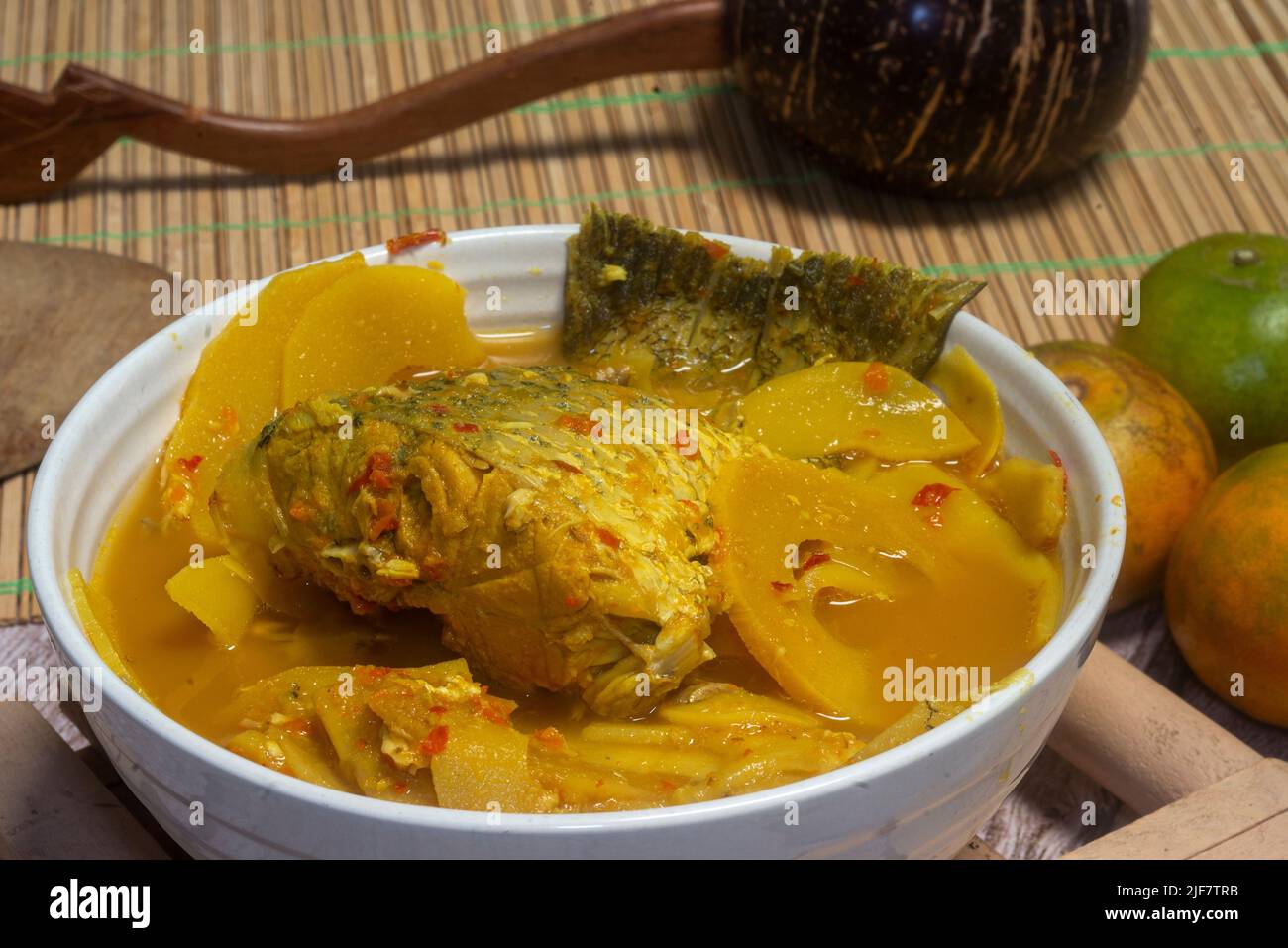 Southern Thai Gaeng Som - soupe de poisson au vivaneau blanc avec pousses de bambou, saveur épicée. Banque D'Images