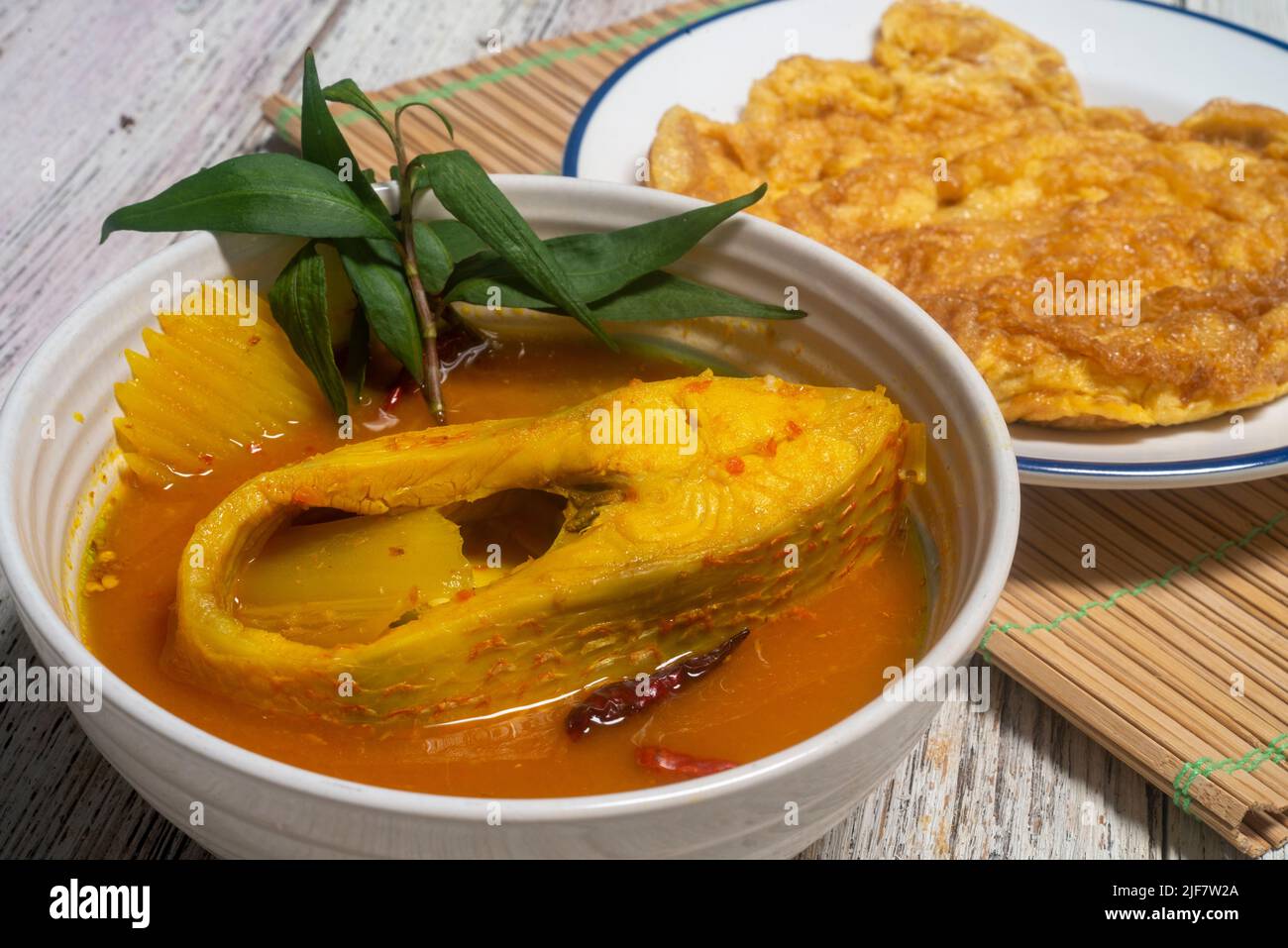 Sud Thai Gaeng Som - soupe de poisson rouge Tilapia à la papaye, saveur épicée. Curry de poisson épicé aigre. Banque D'Images