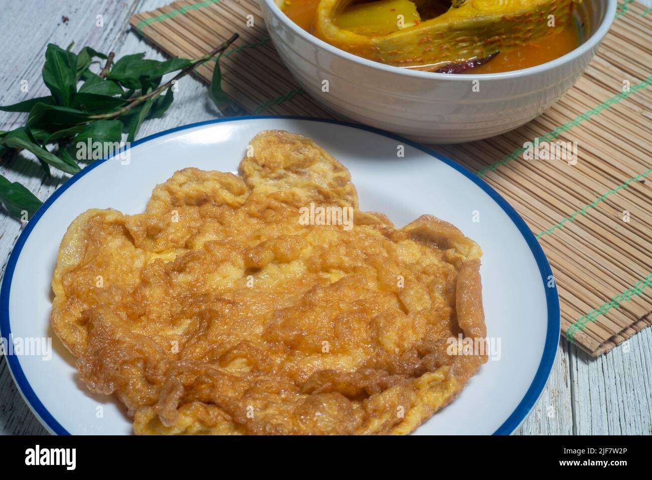 Omelette dans une plaque blanche. Les repas faciles à préparer sont riches en protéines. Cuisine thaïlandaise. Banque D'Images