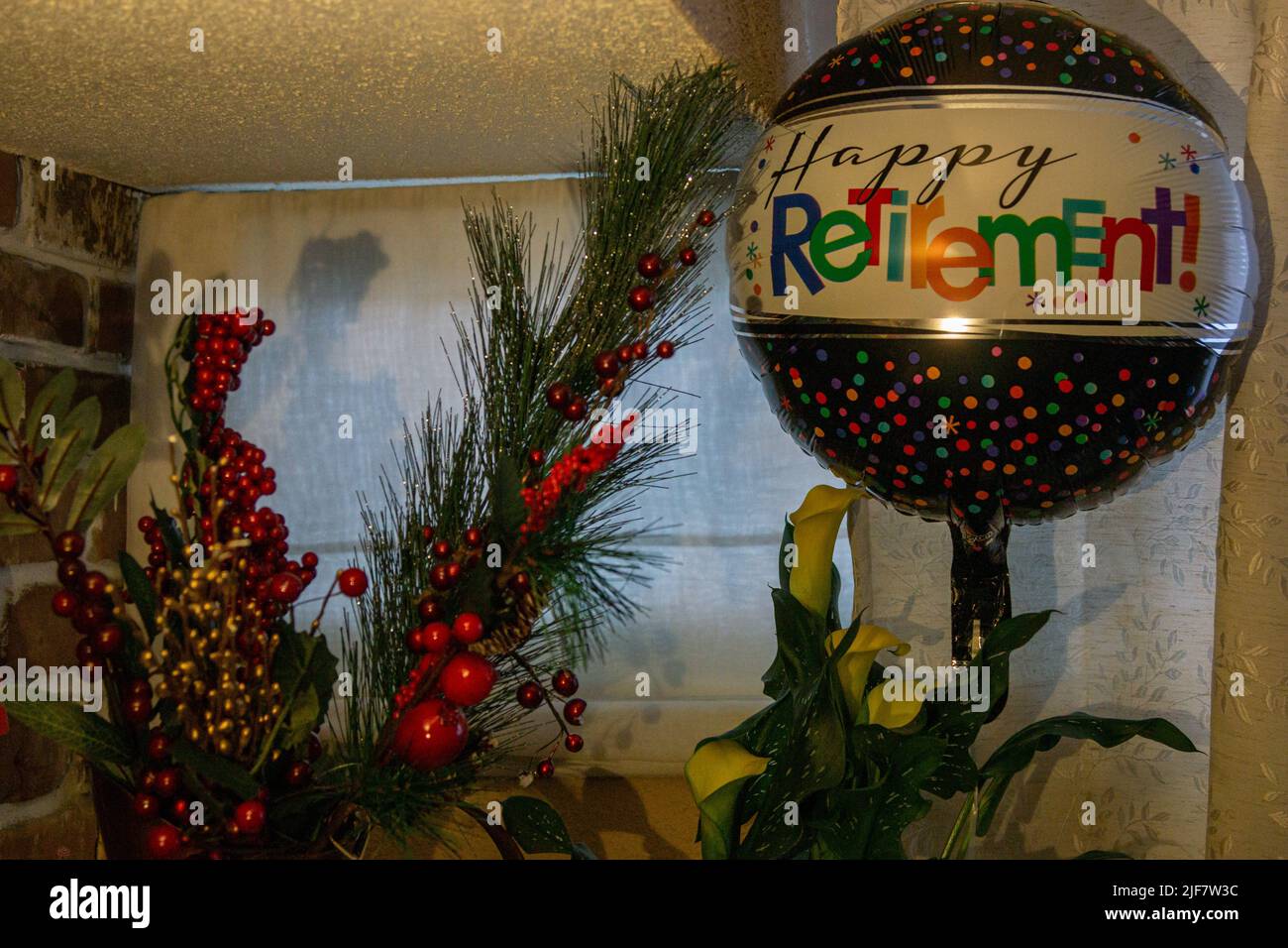 Ballon à pois Happy Retirement et autres objets décoratifs pour la célébration de la retraite avec une famille à l'intérieur Banque D'Images