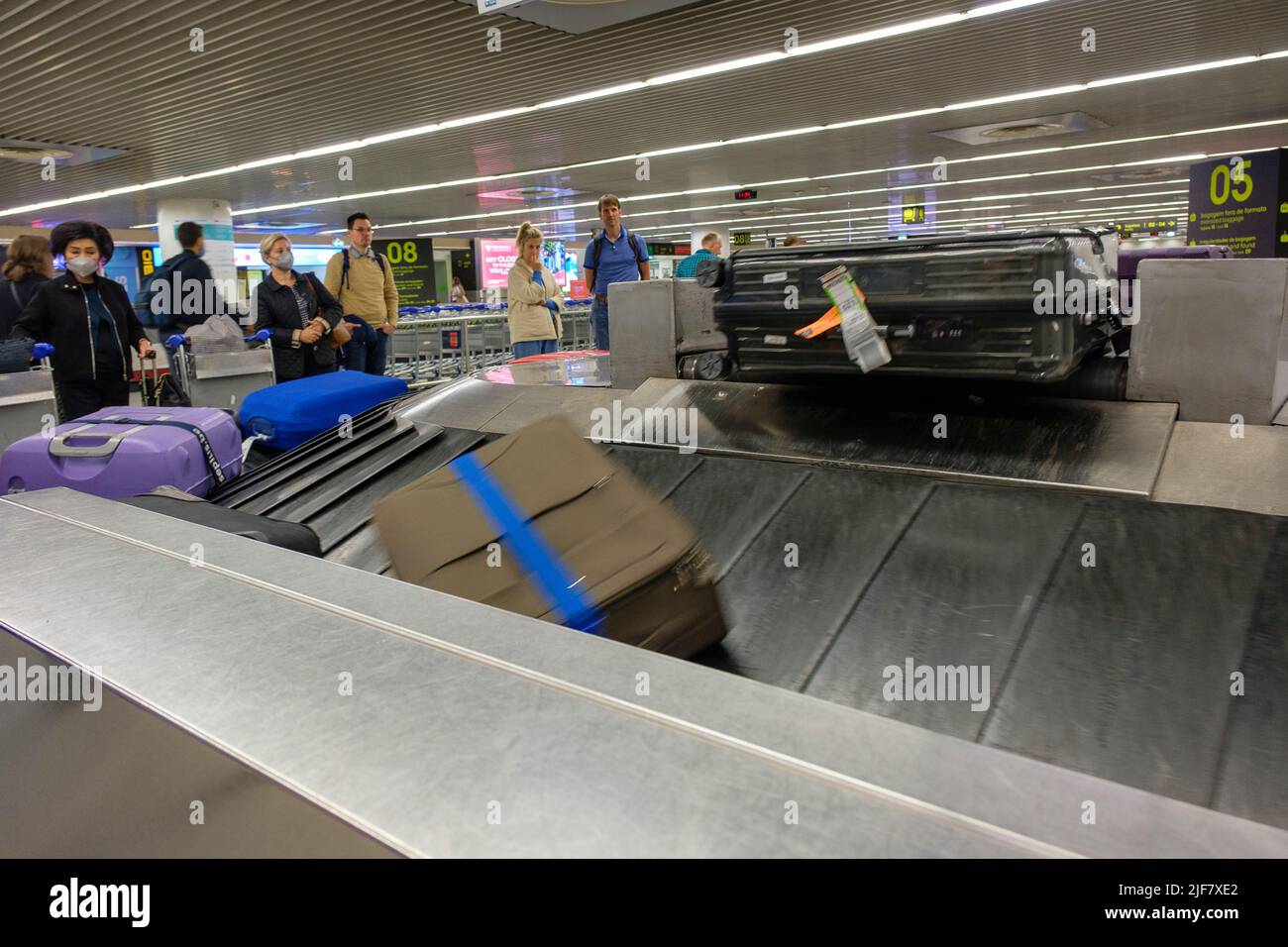 La salle des bagages et la récupération des bagages qui sortent de l'avion sur la piste | dans la salle de récupération des bagages ; les bagages ar Banque D'Images