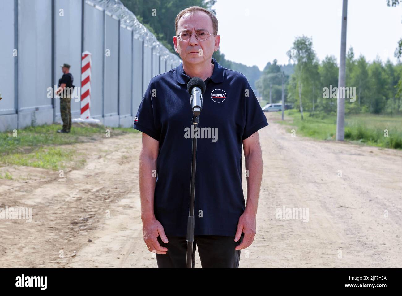 30 juin 2022, Nowodziel, Pologne: Le ministre de l'intérieur, Mariusz Kaminski, parle lors d'une conférence de presse qui marque la fin de la construction des barrières physiques entre la Pologne et le Bélarus. Le gouvernement polonais a décidé de construire une barrière en acier de 186 kilomètres de long et de 5,5 mètres de haut avec des barbelés à la frontière entre la Pologne et la Biélorussie, qui est aussi la frontière de l'Union européenne et de l'OTAN. La décision a été prise après que des milliers de migrants, principalement originaires de Syrie, d'Iraq et d'Afghanistan, aient tenté de traverser la Pologne depuis le Bélarus. Le gouvernement du Bélarus a été accusé d'orchestrer la migration, c'est-à-dire Banque D'Images