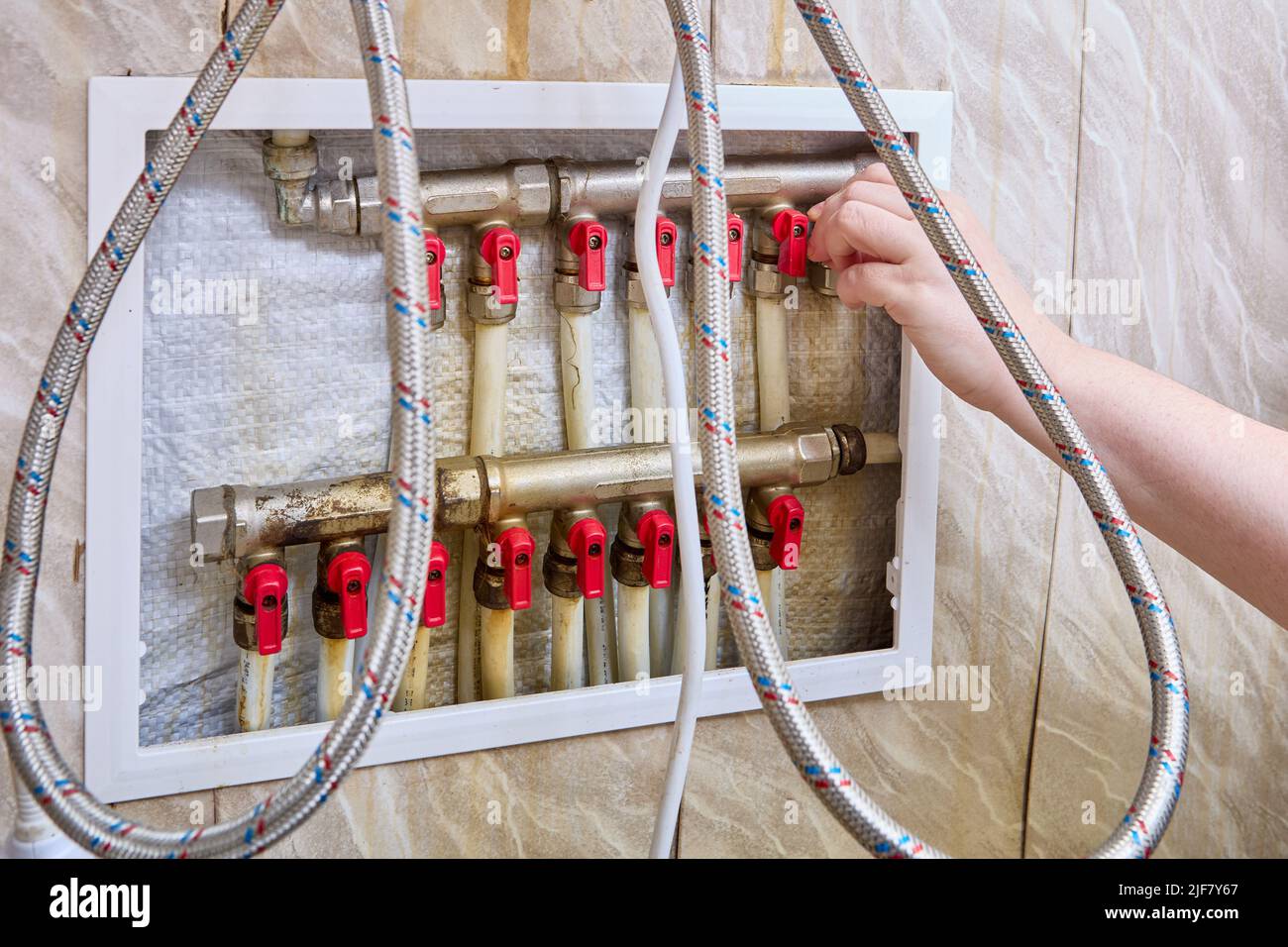 Distribution d'eau dans une maison privée, plomberie dans la campagne Banque D'Images