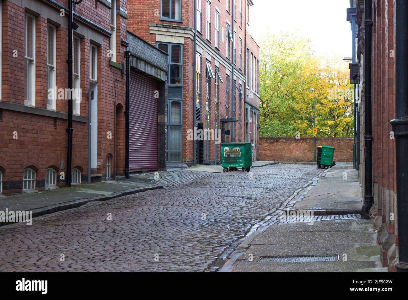 Council Bins sur la route Banque D'Images