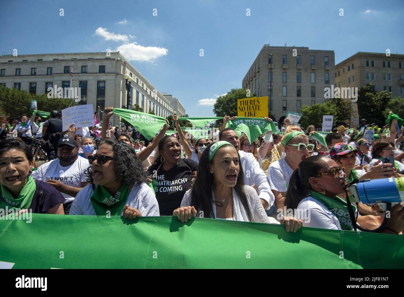 Washington, États-Unis. 30th juin 2022. La présidente du Planned Parenthood Alexis McGill Johnson (C), les activistes du droit à l'avortement et le Planned Parenthood action Fund tiennent une manifestation à l'extérieur du bureau du Sénat Russell, où plus de 50 personnes ont été arrêtées, alors que le juge Ketanji Brown Jackson prête serment à Washington, DC jeudi, 30 juin 2022. Photo de Bonnie Cash/UPI Credit: UPI/Alay Live News Banque D'Images