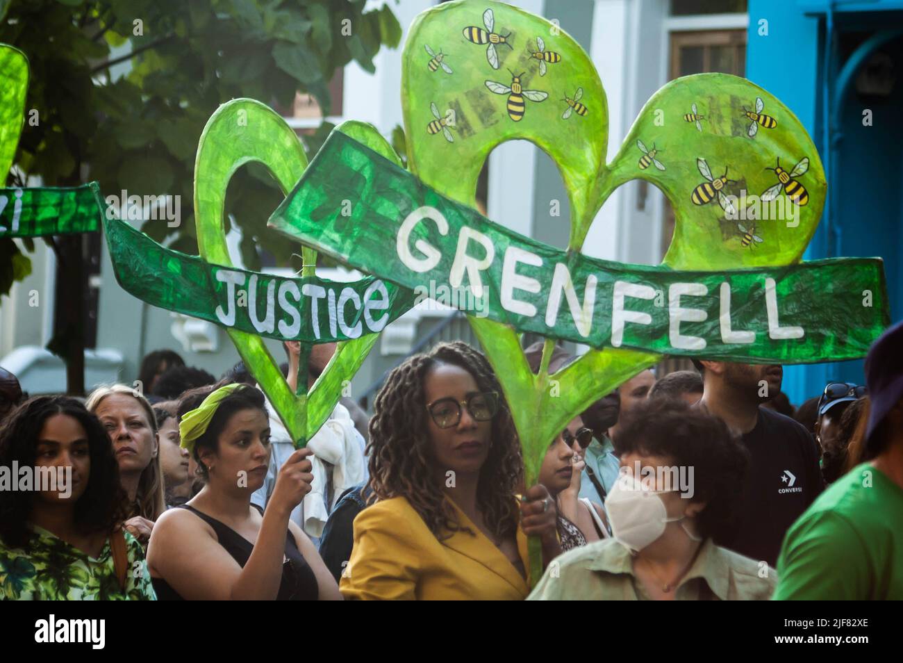 NORH KENSINGTON, LONDRES, ANGLETERRE- 14 juin 2022 : personnes à la marche silencieuse Grenfell marquant le 5 ans de feu Banque D'Images