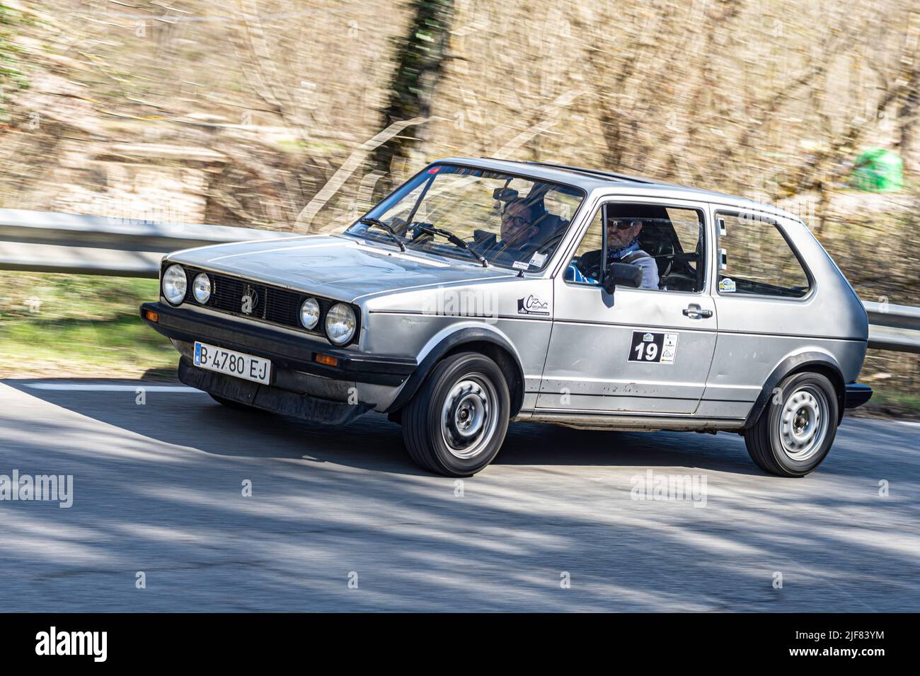 Voiture allemande classique dans le rallye d'asphalte. Volkswagen Golf Mk 1 Banque D'Images