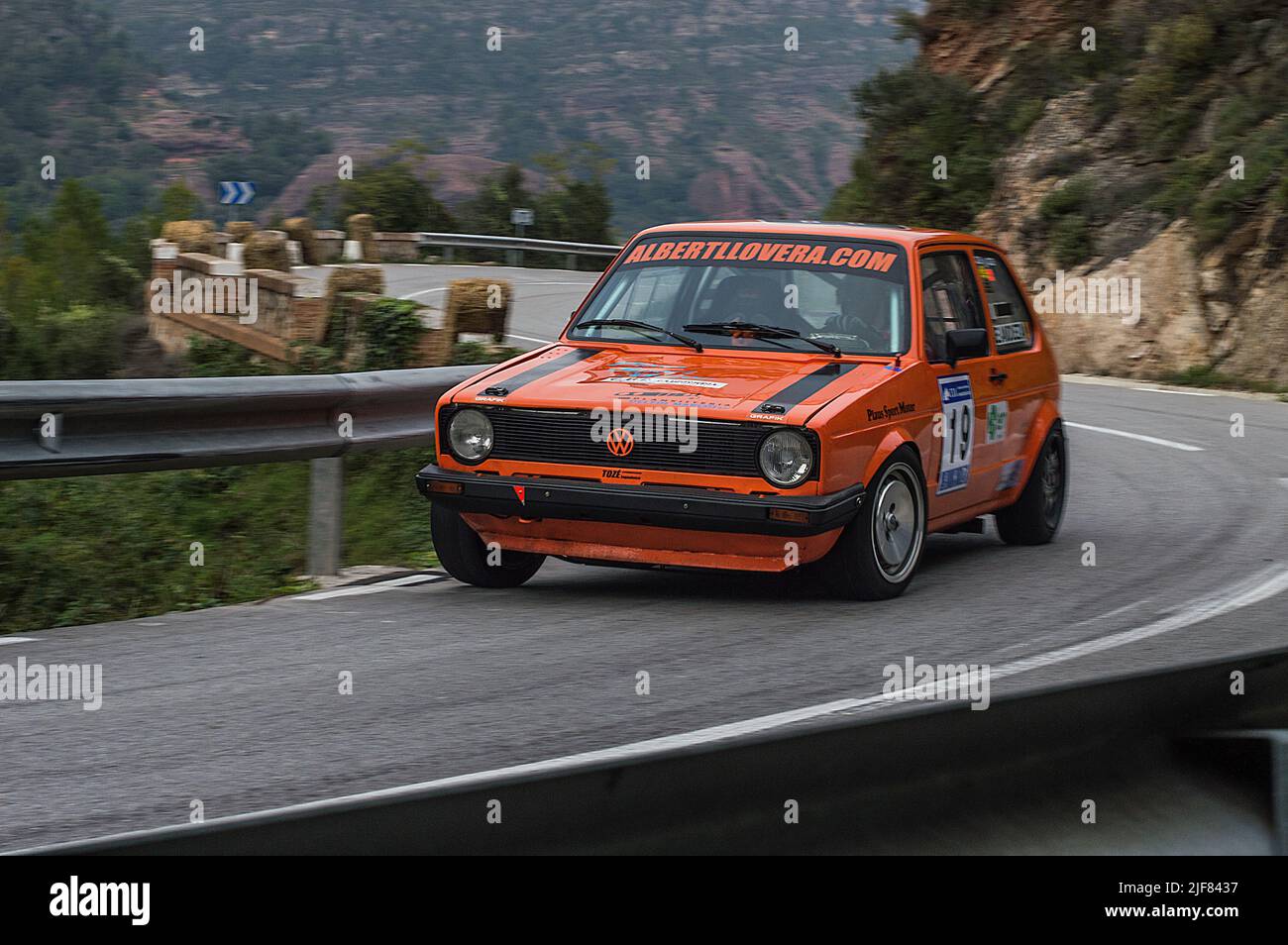 Voiture allemande classique dans le rallye d'asphalte. Volkswagen Golf Mk 1 Banque D'Images