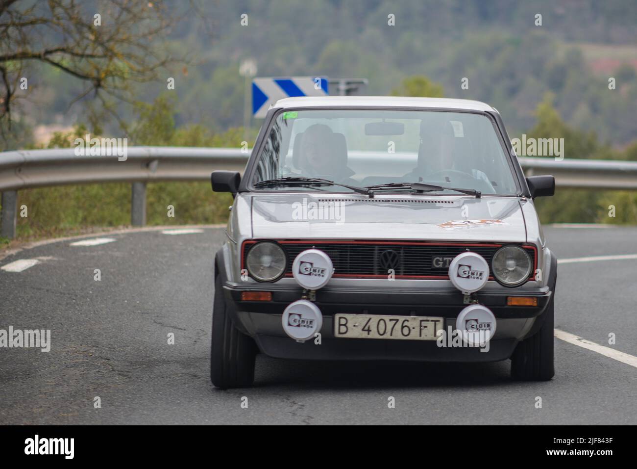 Voiture allemande classique dans le rallye d'asphalte. Volkswagen Golf Mk 1 Banque D'Images