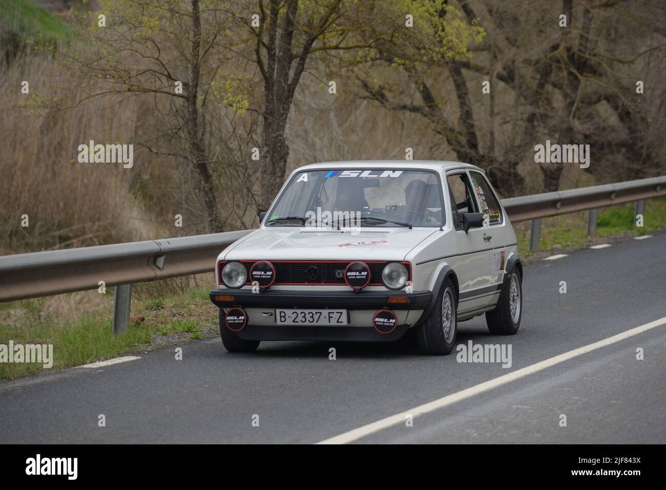 Voiture allemande classique dans le rallye d'asphalte. Volkswagen Golf Mk 1 Banque D'Images