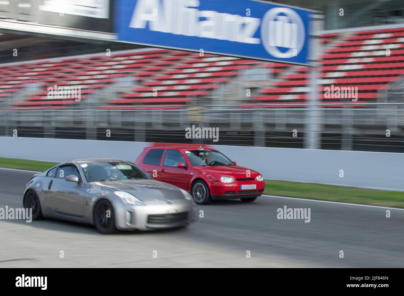 Une voiture européenne moderne sur le circuit de course. Volkswagen Golf MK 4 Banque D'Images