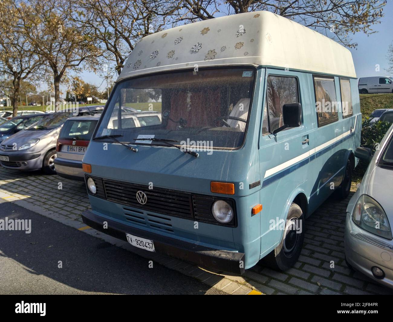 Vieille fourgonnette classique de couleur bleue. Volkswagen LT28 D. Banque D'Images