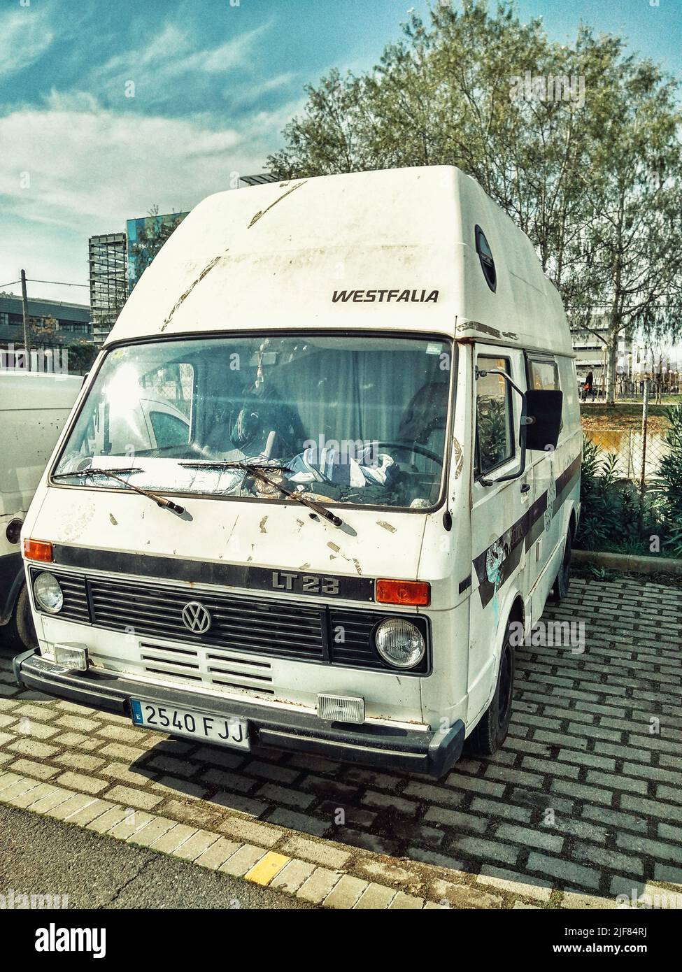 Vieille camionnette de camping allemande blanche garée dans la rue. Volkswagen LT23 Banque D'Images