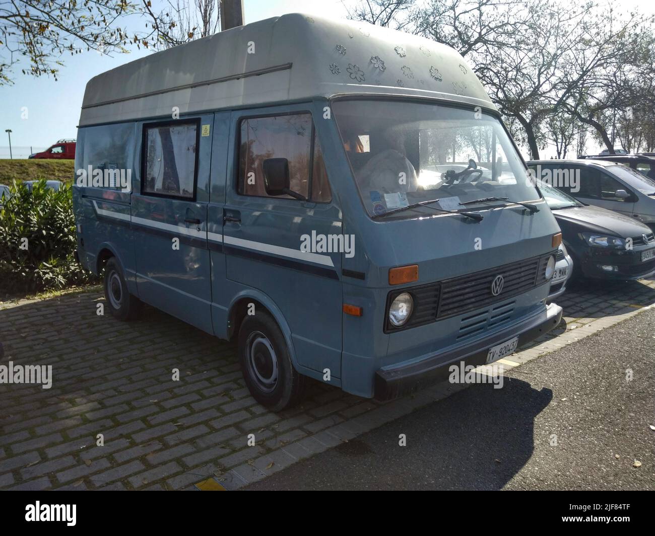 Vieille fourgonnette classique de couleur bleue. Volkswagen LT28 D. Banque D'Images