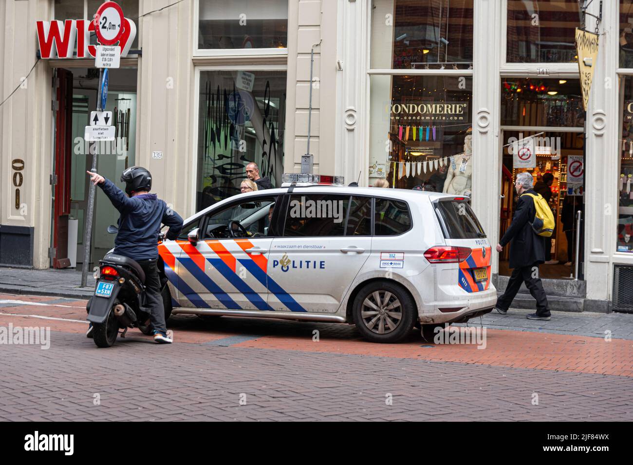 Fourgonnette de police dans les rues d'Amsterdam. Volkswagen Touran Banque D'Images
