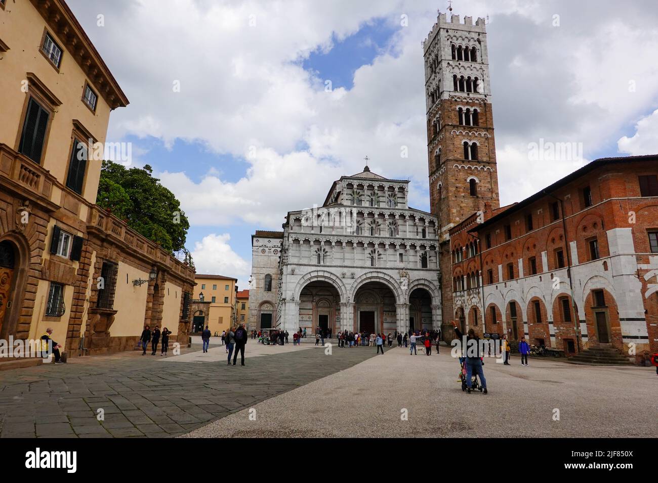 Les gens de la Piazza San Martino en face du Duomo de Luca, en Italie, une partie de la Toscane. Banque D'Images