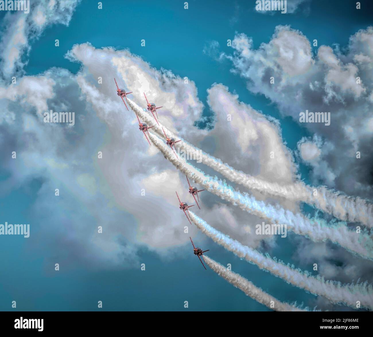 L'équipe acrobatique des flèches rouges RAF ciel blanc nuages et fumée Banque D'Images