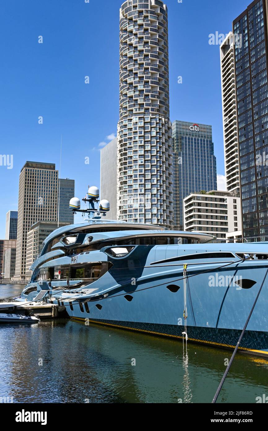 Londres, Angleterre - juin 2022: Luxe super yacht Phi à Canary Wharf. Le bateau appartient à un milliardaire russe et aurait été saisi Banque D'Images