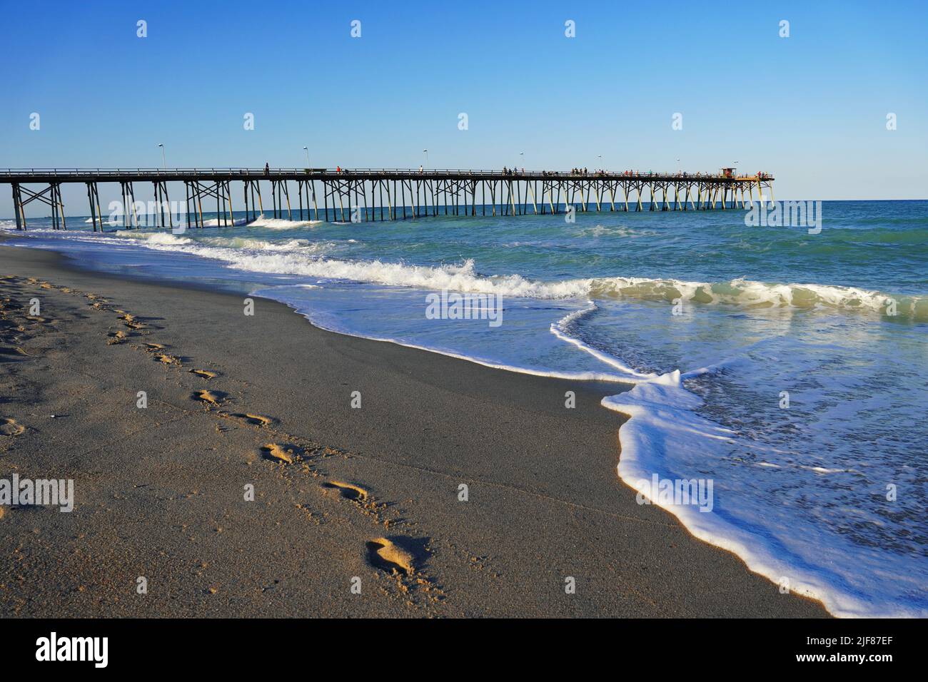 Empreintes de pieds dans le sable de la plage le long de la côte de Caroline du Nord Banque D'Images