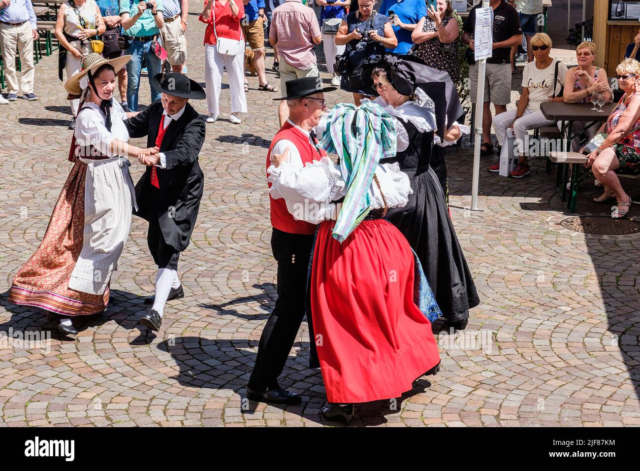 Riquewihr est une ville médiévale classée. Il est situé dans les vignobles les plus connus d'Alsace - danse Folklorique dans la ville | Riquewihr est une Cité moi Banque D'Images