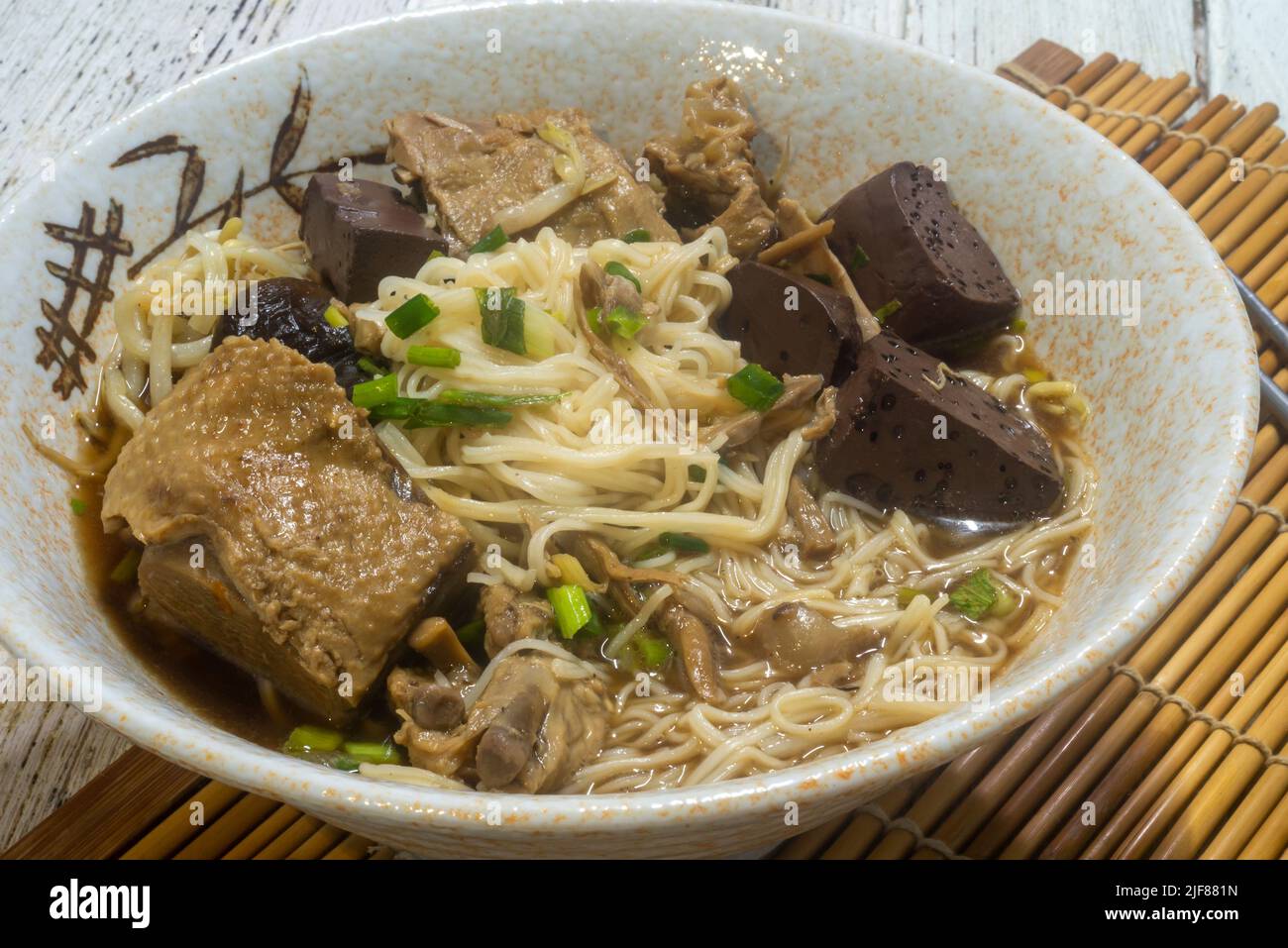 Nouilles de canard dans le bol, délicieux plats thaïlandais, gros plan. Banque D'Images