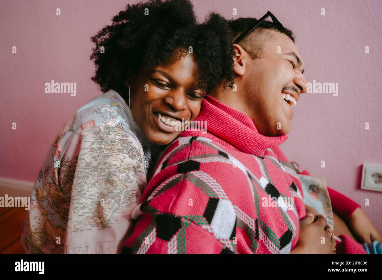 Bonne femme hipster embrassant l'homme gay à la maison Banque D'Images Bonne femme hipster embrassant l'homme gay à la maison Banque D'Images