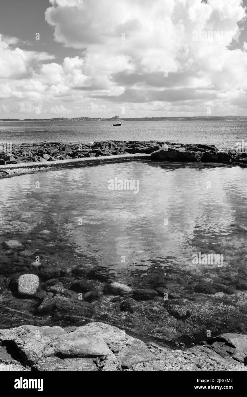 Vue sur Mousehole, Cornouailles, le matin ensoleillé de juin Banque D'Images