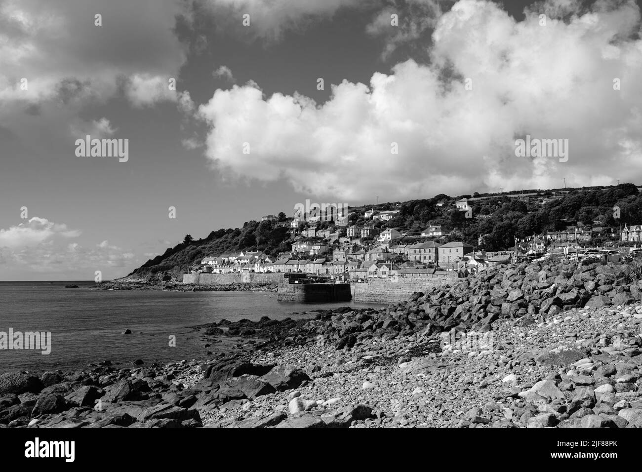 Vue sur Mousehole, Cornouailles, le matin ensoleillé de juin Banque D'Images Vue sur Mousehole, Cornouailles, le matin ensoleillé de juin Banque D'Images