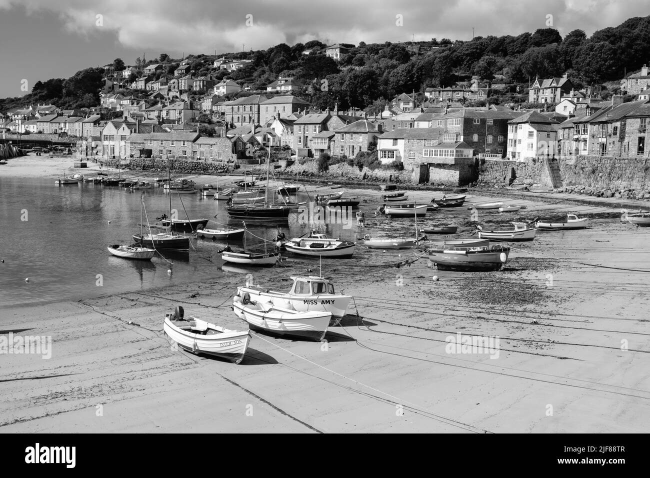 Vue sur Mousehole, Cornouailles, le matin ensoleillé de juin Banque D'Images Vue sur Mousehole, Cornouailles, le matin ensoleillé de juin Banque D'Images