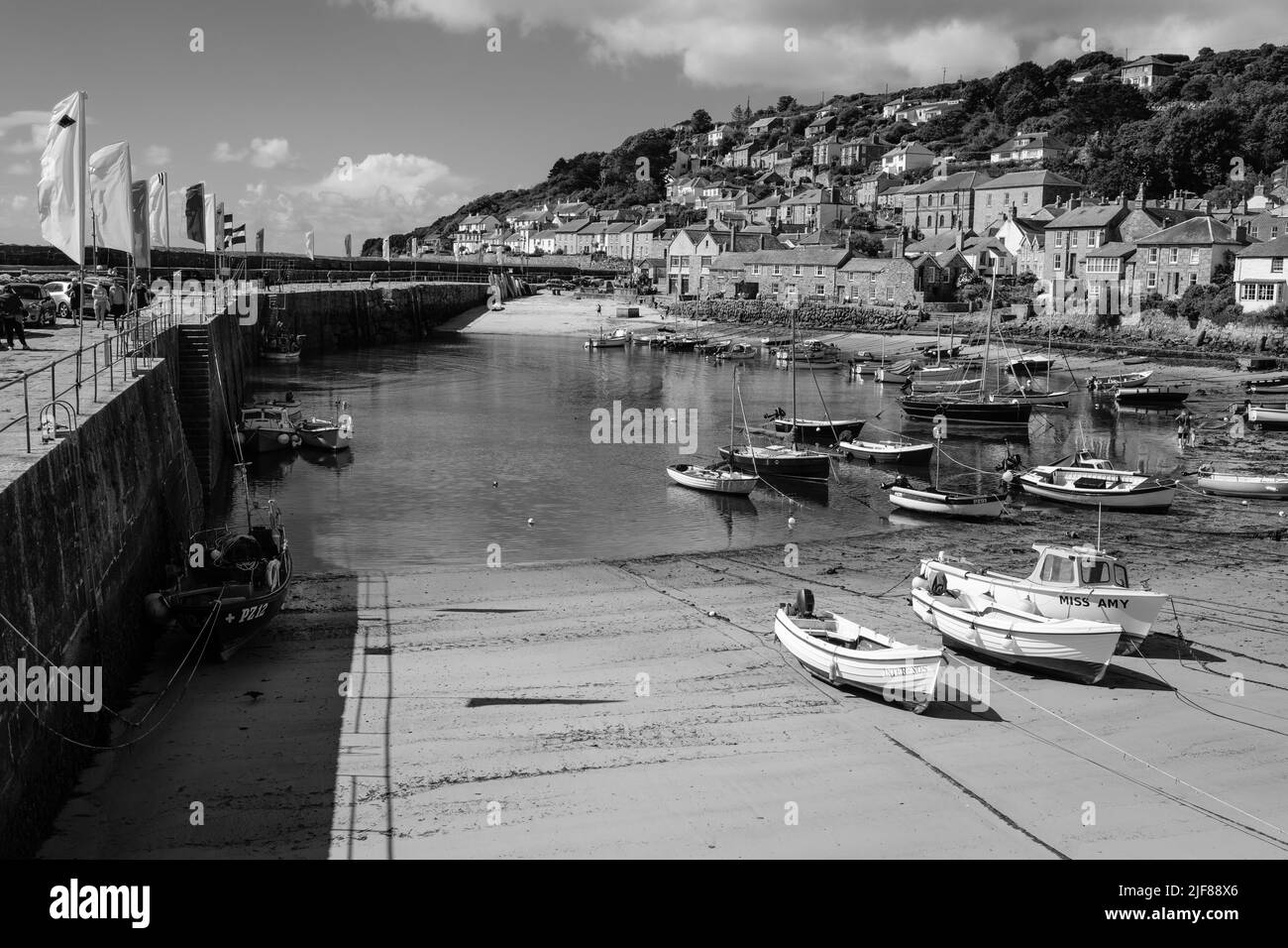 Vue sur Mousehole, Cornouailles, le matin ensoleillé de juin Banque D'Images Vue sur Mousehole, Cornouailles, le matin ensoleillé de juin Banque D'Images