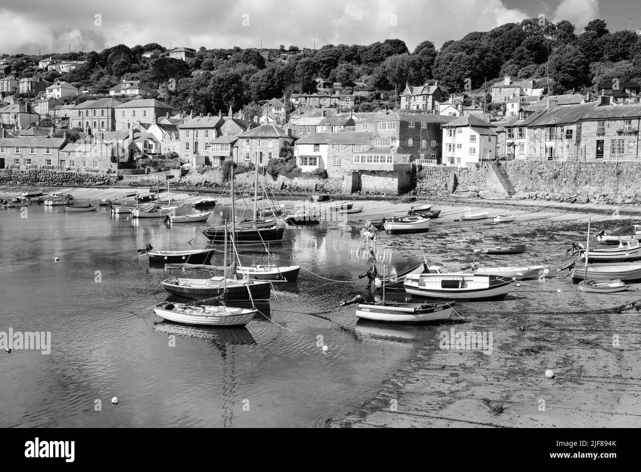 Vue sur Mousehole, Cornouailles, le matin ensoleillé de juin Banque D'Images Vue sur Mousehole, Cornouailles, le matin ensoleillé de juin Banque D'Images