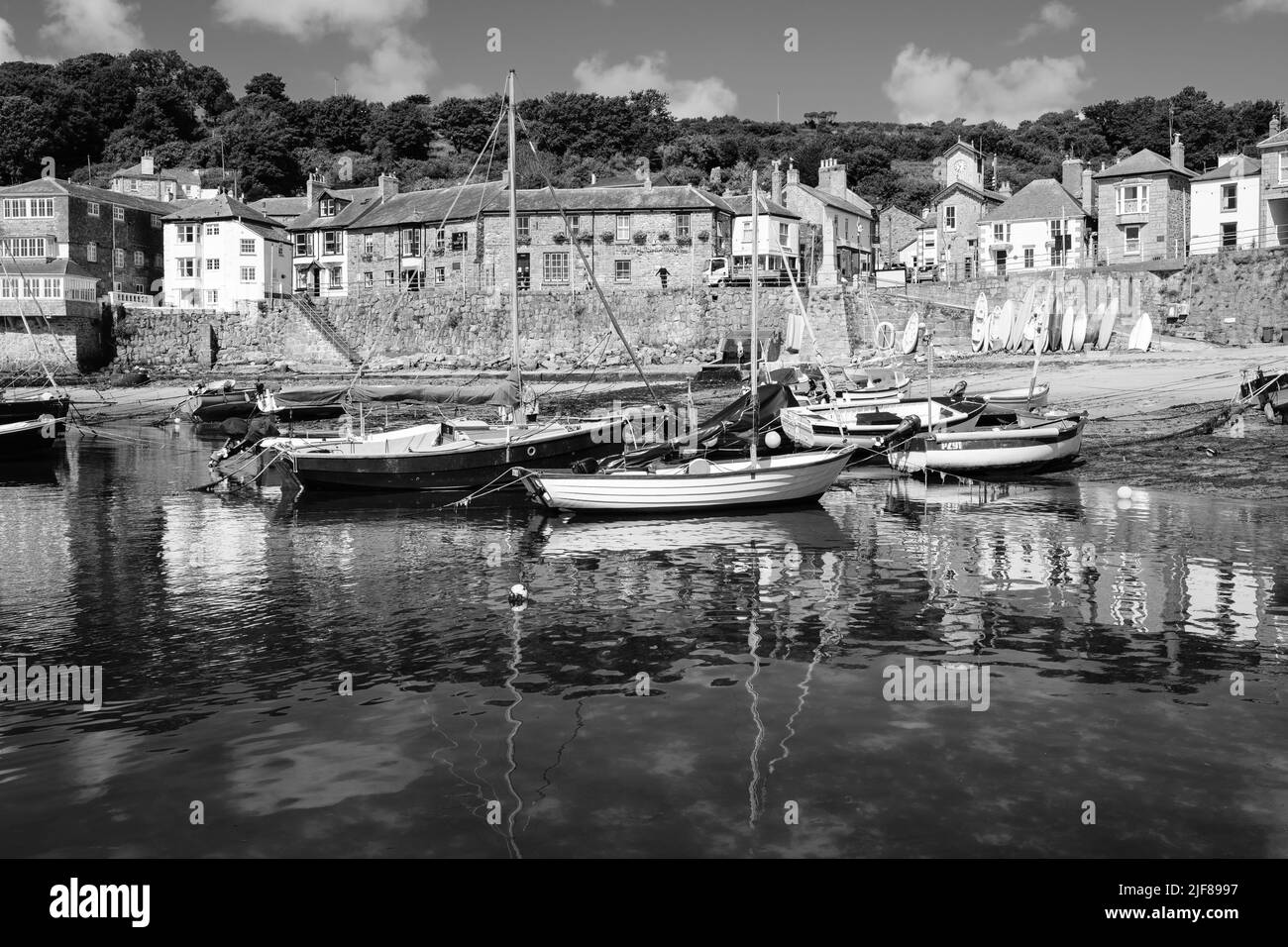 Vue sur Mousehole, Cornouailles, le matin ensoleillé de juin Banque D'Images Vue sur Mousehole, Cornouailles, le matin ensoleillé de juin Banque D'Images