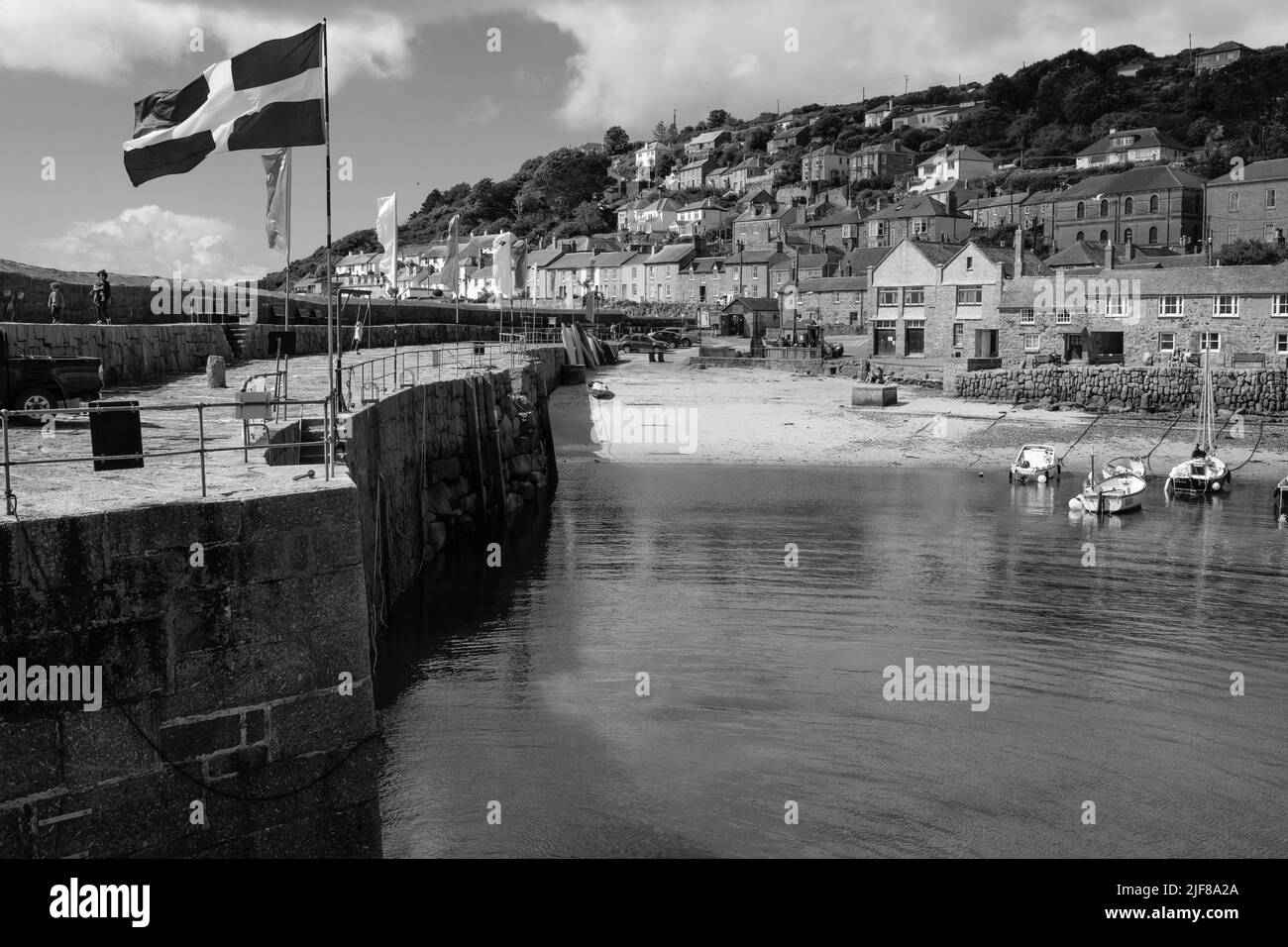 Vue sur Mousehole, Cornouailles, le matin ensoleillé de juin Banque D'Images Vue sur Mousehole, Cornouailles, le matin ensoleillé de juin Banque D'Images