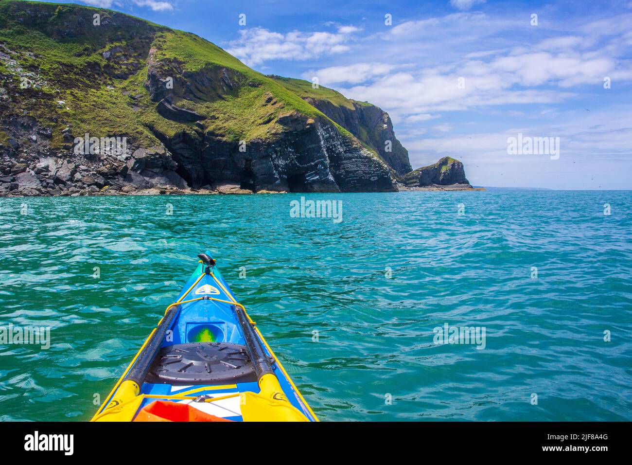 Kayak de mer près de Newquay sur la côte de Ceredigion au pays de Galles Banque D'Images