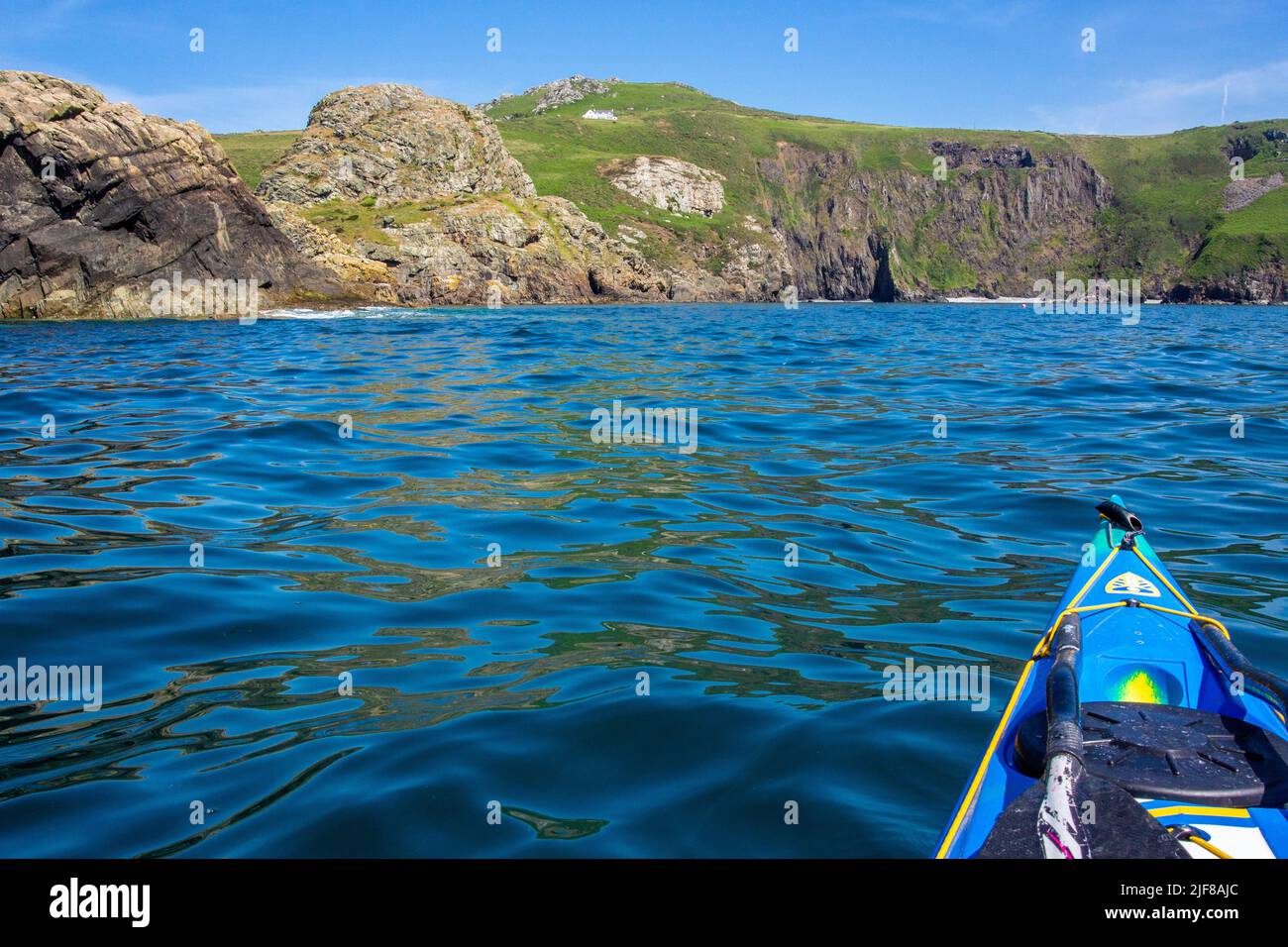 Kayak de mer à Pwll Deri au large de la côte de Pembrokeshire au pays de Galles Banque D'Images