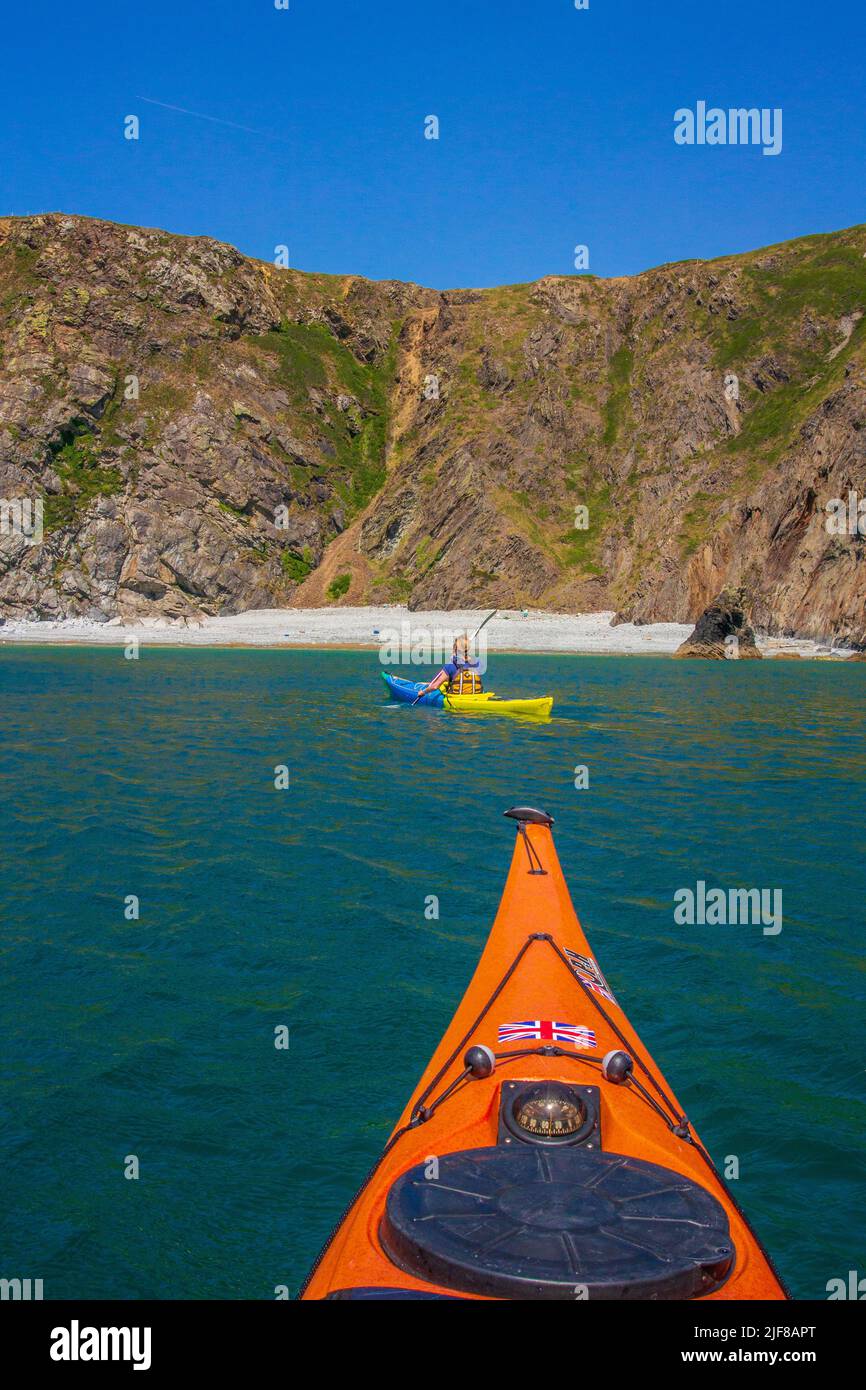 Femme / femme kayak de mer près de Solva au large de la côte de Pembrokeshire au pays de Galles Banque D'Images