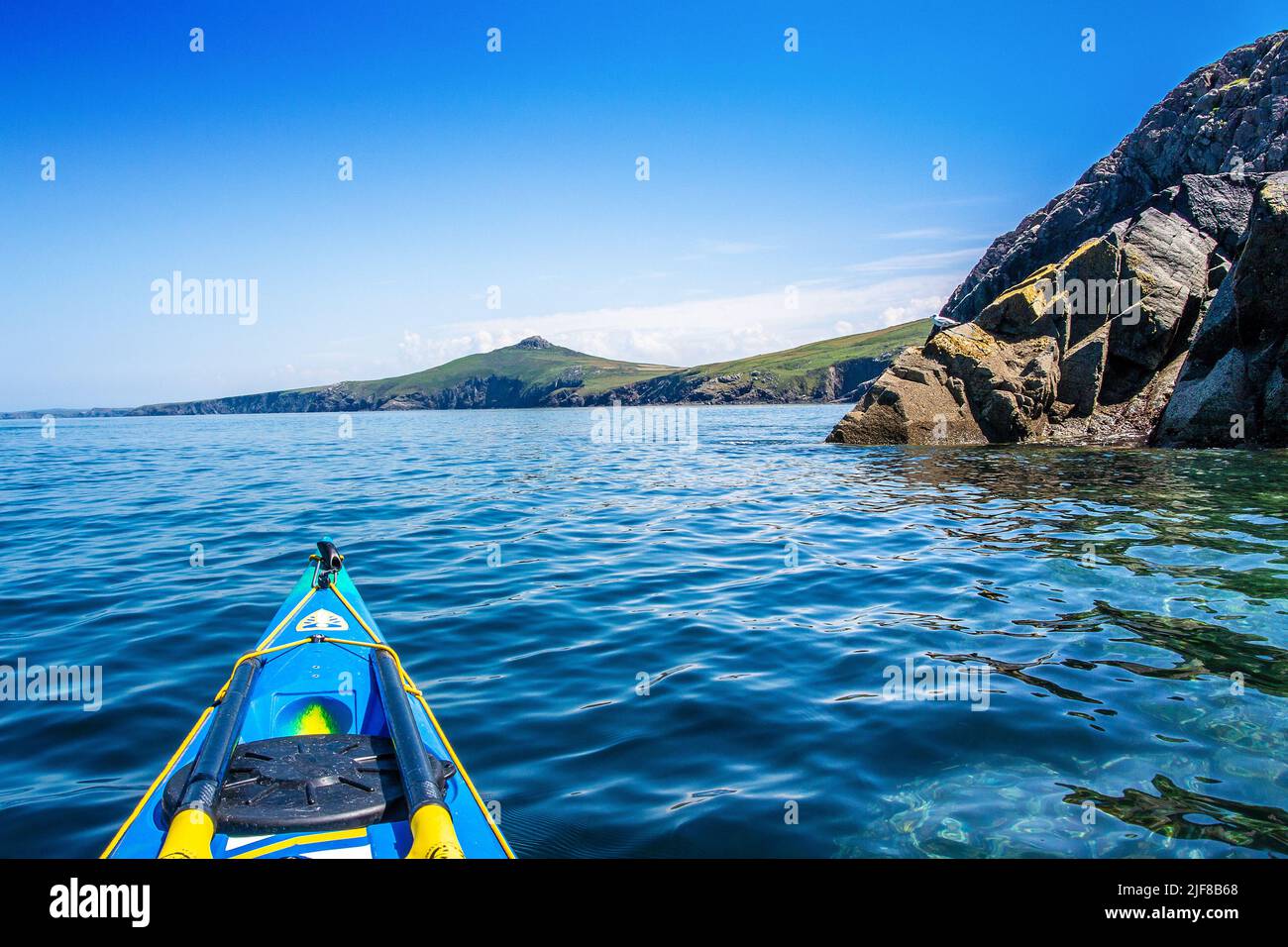 Kayak de mer au large de St Davids. Dirigez-vous sur la côte de Pembrokeshire au pays de Galles Banque D'Images