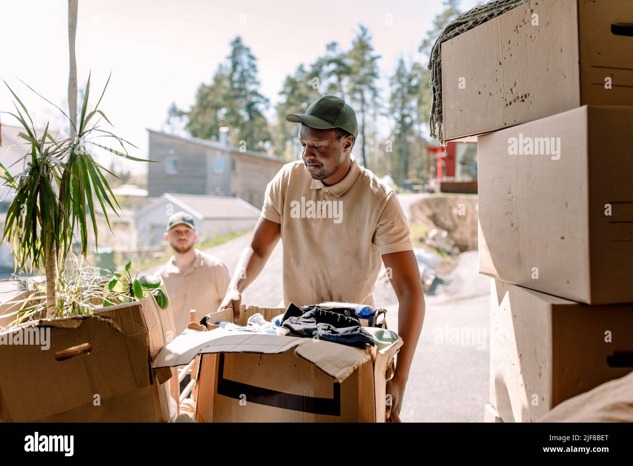 Les Movers ramassant les boîtes en carton du camion de livraison Banque D'Images
