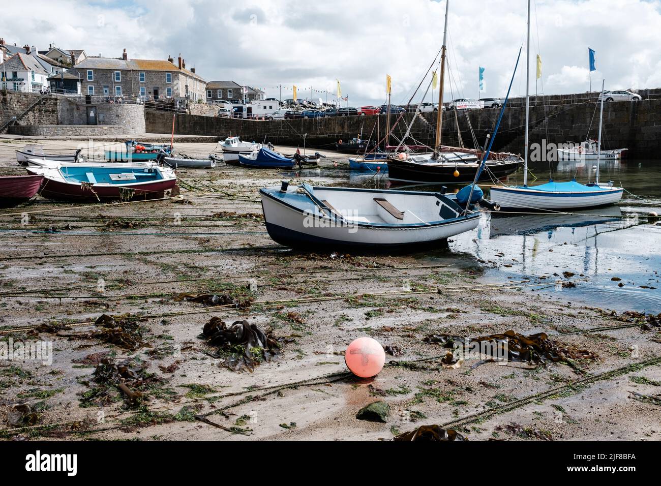 Vue sur Mousehole, Cornouailles, le matin ensoleillé de juin Banque D'Images