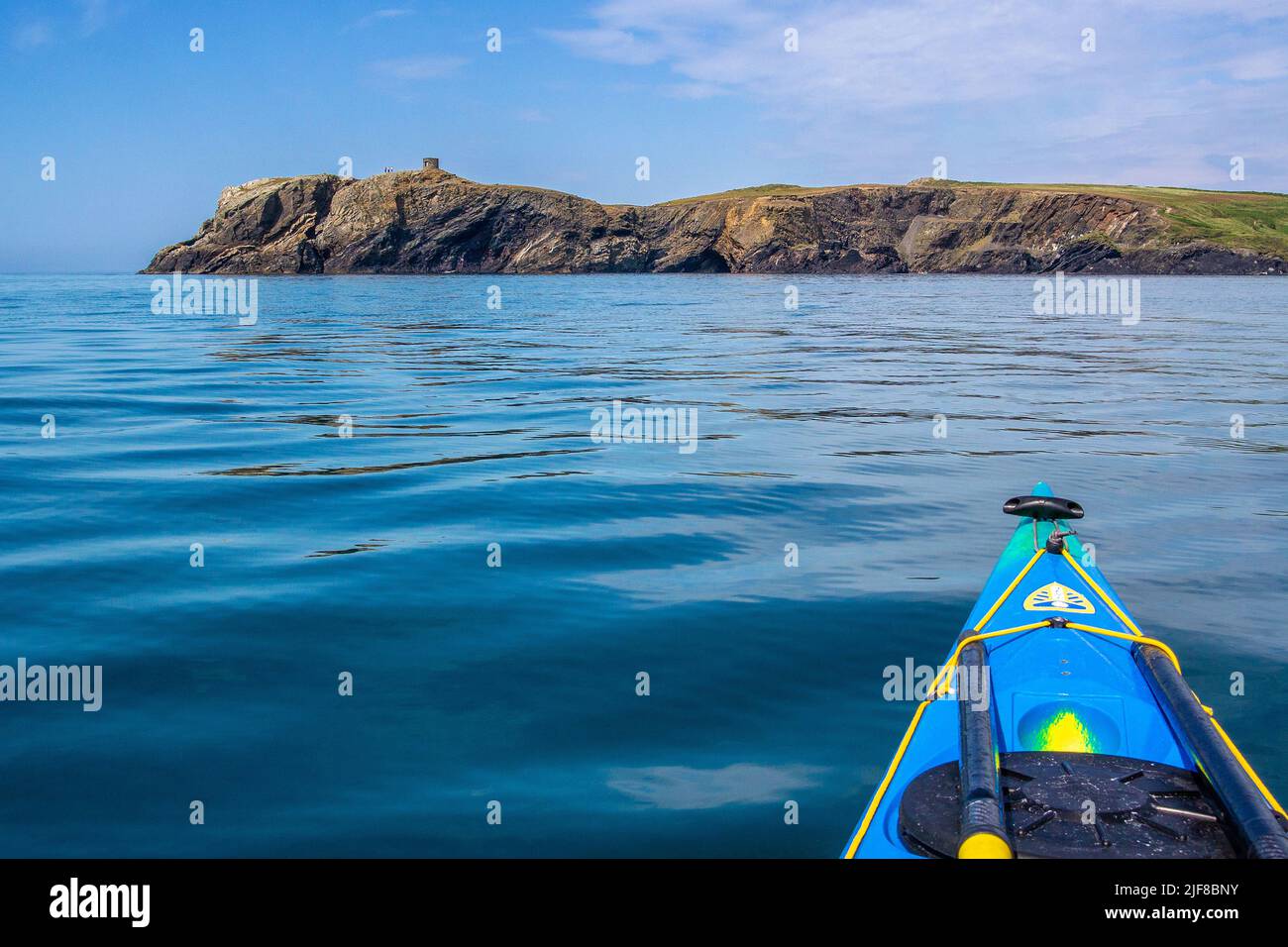 Kayak de mer au large d'Abereiddy sur la côte de Pembrokeshire au pays de Galles Banque D'Images