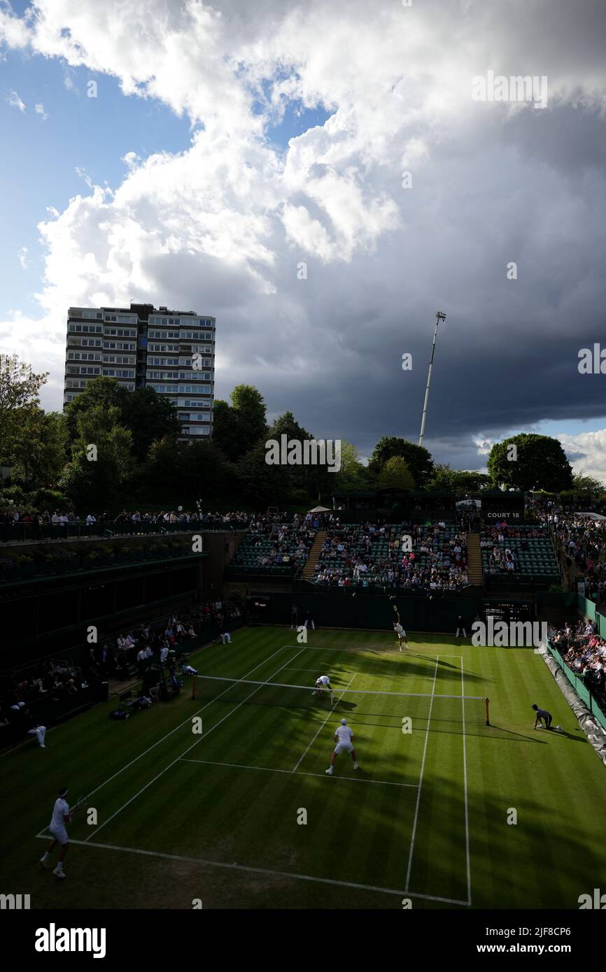 Une vue générale du jeu entre Ken Skupski et Jonny O'Mara en Grande-Bretagne et Julio Peralta et Alejandro Tabilo au Chili pendant le quatrième jour des Championnats de Wimbledon 2022 au All England Lawn tennis and Croquet Club, Wimbledon. Date de la photo: Jeudi 30 juin 2022. Banque D'Images