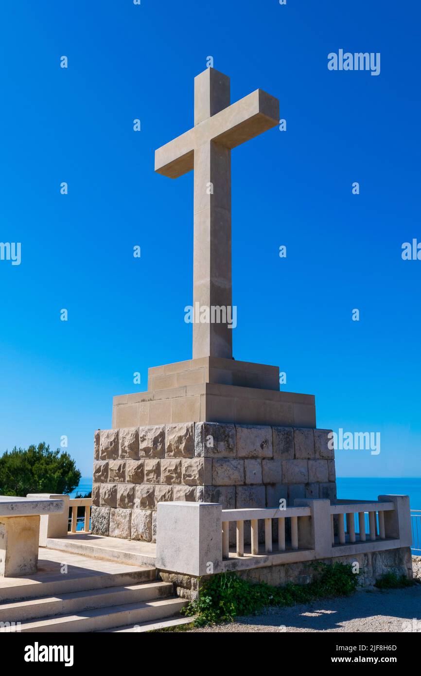 Le Homeland War Memorial au sommet du mont SRD se distingue par un ciel bleu clair au-dessus de Dubrovnik, Croatie Banque D'Images