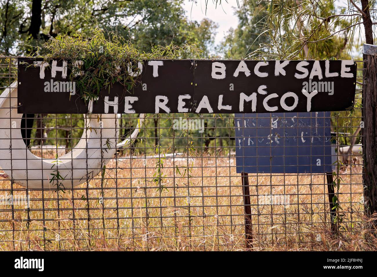 Panneau pour « The Out Back sale The Real McCoy » sur une clôture aux champs de gemmes Rubyvale Australie Banque D'Images