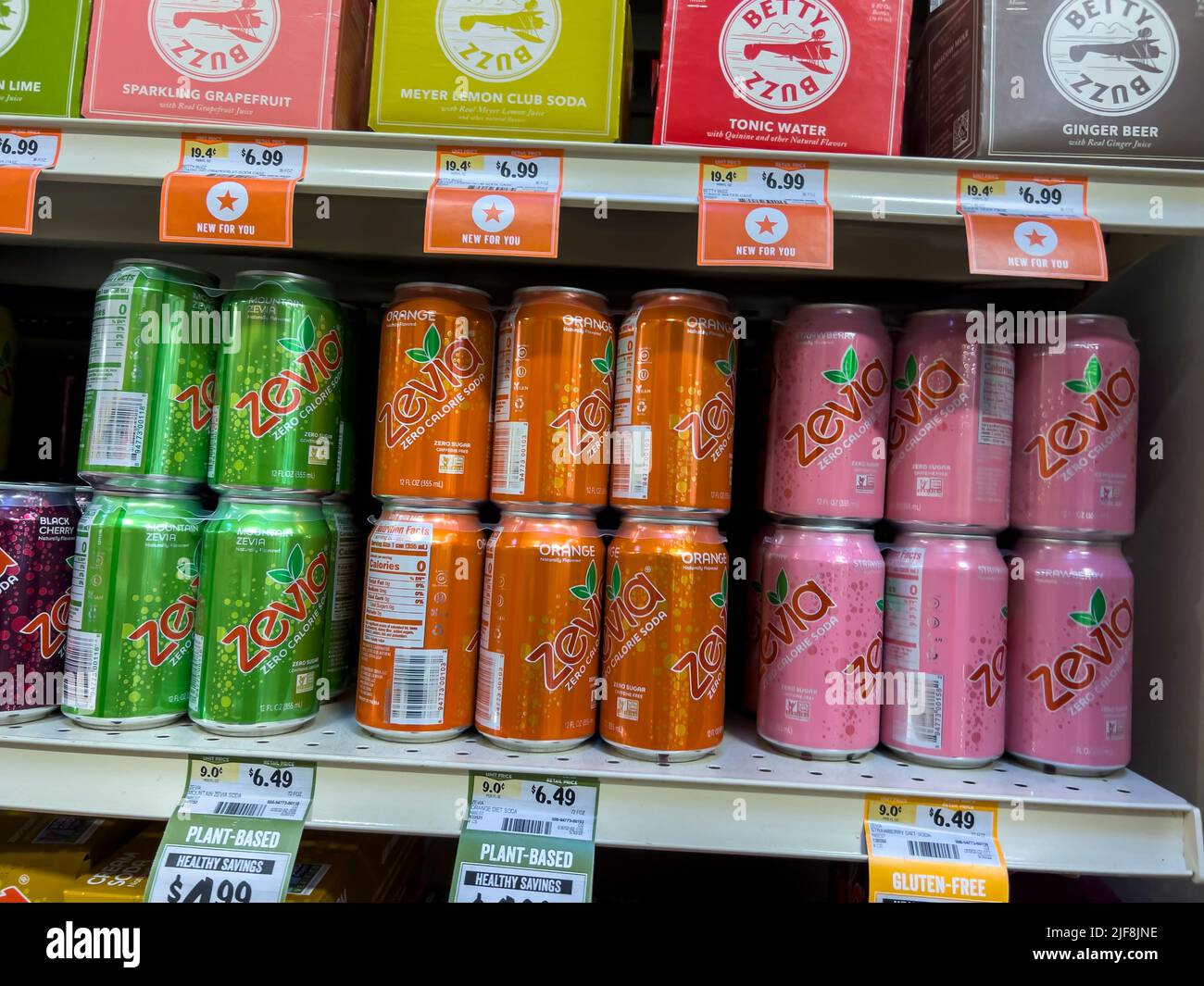 Seattle, WA États-Unis - vers juin 2022: Vue rapprochée de Zevia zéro calorie sodas à vendre à l'intérieur d'un marché de pousses. Banque D'Images