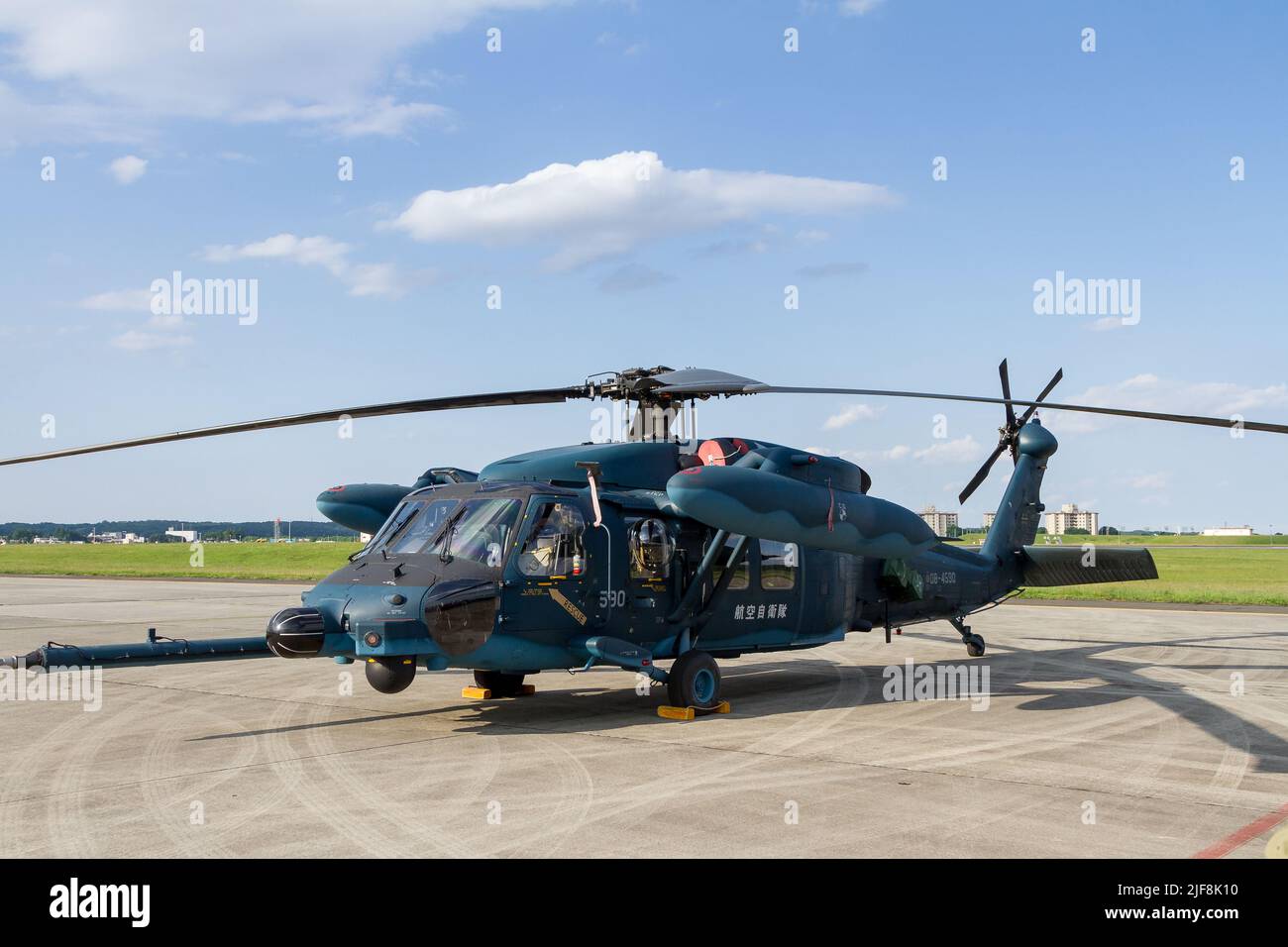 Un hélicoptère Mitsubishi UH-60J avec l'hélicoptère JASDF (Japanese Air Self Defense Force) à la base aérienne de Yokota, Fussa, Tokyo, Japon. Banque D'Images