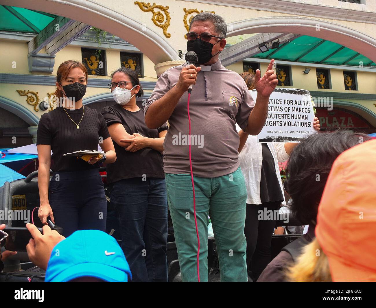 Manille, Philippines. 30th juin 2022. Un prêtre parle à la foule pendant la manifestation. Des groupes militants ont organisé une manifestation sur la Plaza Miranda à Quiapo le jour de l'investiture du président élu Ferdinand 'Bongbong' Marcos Jr. L'ordre du jour principal de la manifestation était d'exiger de la nouvelle administration qu'elle rende compte des exigences de l'économie et des crimes commis sous la dictature de la Dernier Ferdinand Marcos Sr. Crédit: SOPA Images Limited/Alay Live News Banque D'Images