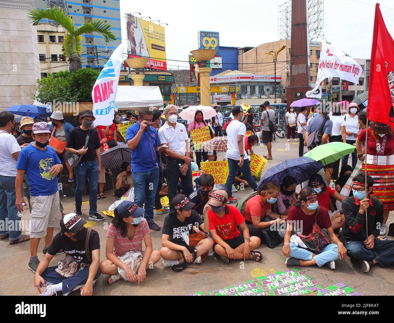 Manille, Philippines. 30th juin 2022. Les militants protestataires convergent vers la Plaza Miranda pendant la manifestation. Des groupes militants ont organisé une manifestation sur la Plaza Miranda à Quiapo le jour de l'investiture du président élu Ferdinand 'Bongbong' Marcos Jr. L'ordre du jour principal de la manifestation était d'exiger de la nouvelle administration qu'elle rende compte des exigences de l'économie et des crimes commis sous la dictature de la Dernier Ferdinand Marcos Sr. Crédit: SOPA Images Limited/Alay Live News Banque D'Images