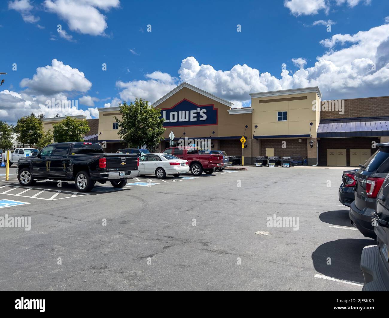 Mill Creek, WA USA - vers juin 2022 : vue extérieure de l'entrée de Lowe's. Banque D'Images