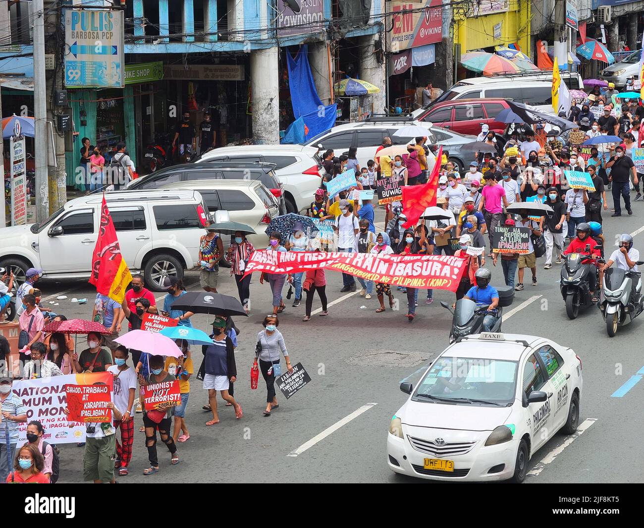 Manille, Philippines. 30th juin 2022. Les manifestants défilant le long du boulevard Quezon pendant la manifestation. Des groupes militants ont organisé une manifestation sur la Plaza Miranda à Quiapo le jour de l'investiture du président élu Ferdinand 'Bongbong' Marcos Jr. L'ordre du jour principal de la manifestation était d'exiger de la nouvelle administration qu'elle rende compte des exigences de l'économie et des crimes commis sous la dictature de la Feu Ferdinand Marcos Sr. (Photo de Josefiel Rivera/SOPA Images/Sipa USA) crédit: SIPA USA/Alay Live News Banque D'Images